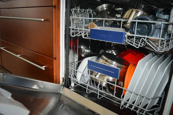Прозрачные Черно Белые Блюда Столовые Приборы Стаканы Вымываются Посудомоечной Машине — стоковое фото