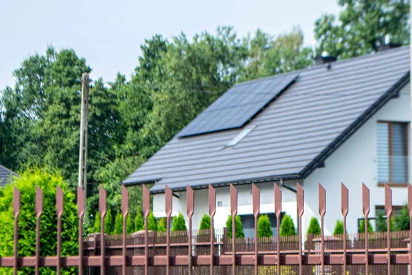 Historisches Bauernhaus Mit Modernen Sonnenkollektoren Auf Dach Und Wand — Stockfoto