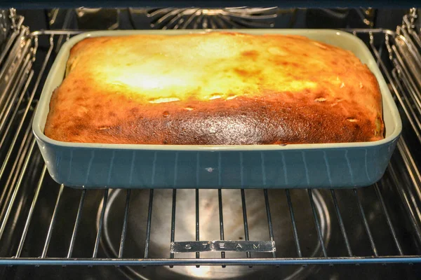 Horno Hornea Una Cazuela Requesón Con Frambuesas Avellanas Forma Vaso — Foto de Stock