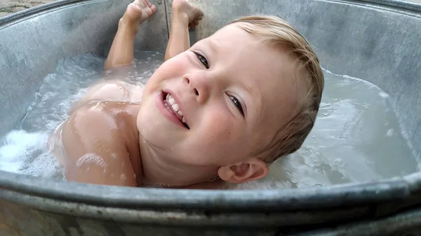 Lachende Jongen Badkuip Met Schuim Hoge Kwaliteit Foto — Stockfoto
