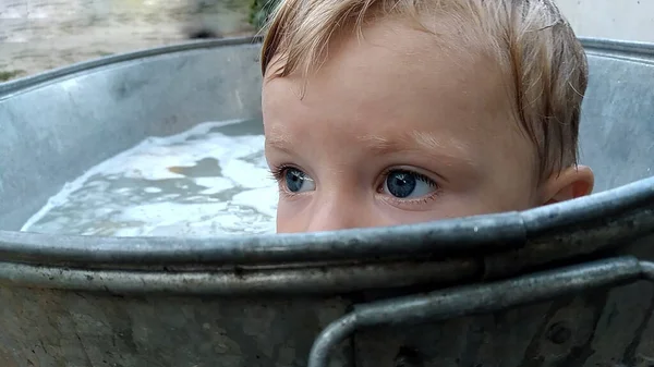 Lächelnder Junge Der Badewanne Mit Schaum Hochwertiges Foto — Stockfoto