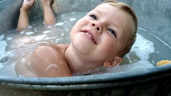 Lachende Jongen Badkuip Met Schuim Hoge Kwaliteit Foto — Stockfoto