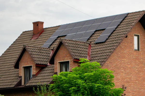Çatı Duvar Üzerinde Modern Güneş Panelleri Olan Tarihi Çiftlik Evi — Stok fotoğraf