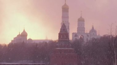 Rusya, Moskova, Büyük Çan Kulesi, Moskova Kremlin kompleksinin içindeki bir kilise kulesidir. Karlı bir kış gününde Kremlin 'e bakın. Şiddetli kar fırtınasında Kutsal Vasily Katedrali