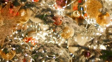 Rusya, Moskova 'da Noel ve yeni yılın aydınlatma ve ışık dekorasyonları. Karlı Kızıl Meydan. Bulanık Noel ışıklandırma arkaplanı. Parlak Noel Sokağı Aydınlatması