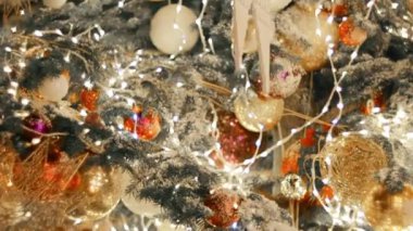 Rusya, Moskova 'da Noel ve yeni yılın aydınlatma ve ışık dekorasyonları. Karlı Kızıl Meydan. Bulanık Noel ışıklandırma arkaplanı. Parlak Noel Sokağı Aydınlatması