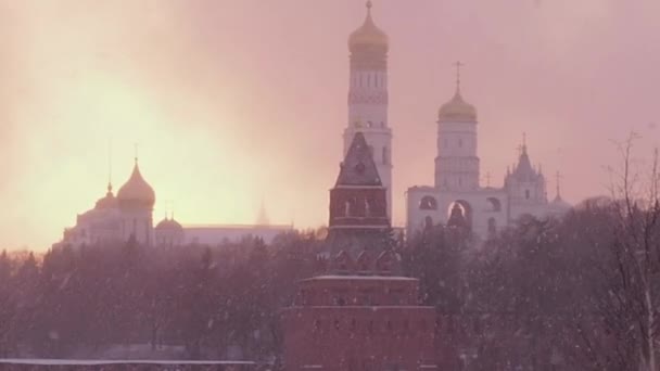 Rusya, Moskova, Büyük Çan Kulesi, Moskova Kremlin kompleksinin içindeki bir kilise kulesidir. Karlı bir kış gününde Kremlin 'e bakın. Şiddetli kar fırtınasında Kutsal Vasily Katedrali — Stok video