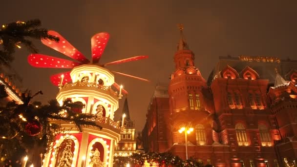 Decorado Navidad Plaza Manezhnaya en Moscú, cerca de la Plaza Roja. Hermoso paisaje de vacaciones con decoraciones navideñas. Weihnachtspyramide es una pirámide de Navidad en los mercados de Navidad con — Vídeos de Stock
