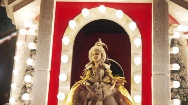 Moskova 'da Kızıl Meydan yakınlarında Noel Manezhnaya Meydanı süslenmiş. Doğum sahnelerinin bayram süsleriyle güzel bir tatil manzarası. Weihnachtspyramide Noel 'de bir Noel piramididir.