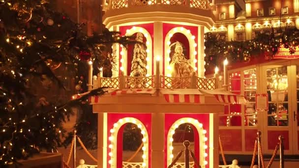 Zdobené vánoční Manezhnaya náměstí v Moskvě nedaleko Rudého náměstí. Krásná prázdninová scenérie s prázdninovou výzdobou. Weihnachtspyramide - je vánoční pyramida na vánočních trzích s — Stock video