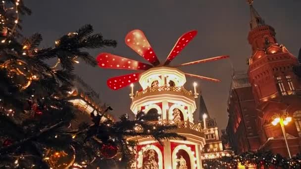 Dekoreret jul Manezhnaya Square i Moskva nær Den Røde Plads. Smukke ferielandskab med ferie dekorationer. Weihnachtspyramid - er en julepyramide på julemarkederne med – Stock-video