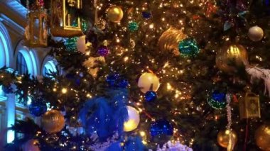 Avrupa şehrinin caddesinde güzel ve zengin bir Noel ağacı. Geceleri parlayan bir Noel ağacı ışığını kapat. Süslemeleri ve aydınlatması olan yeni yıl ağacı. Xmas ağaç süslemeleri