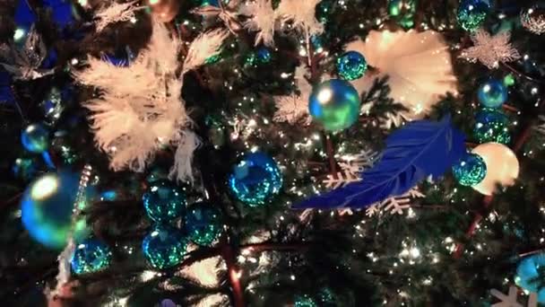 夜にはクリスマスツリーライトを閉じます。装飾や照明付きの新年モミの木。クリスマスツリーの装飾の背景。モミの木の上の多くの大きな黄金と青のボール新年と — ストック動画