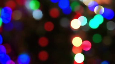 Güzel şenlikli arka plan Parlak Noel Sokağı Aydınlatması. Yeni Yıl Işıkları Parıldayan Bokeh Dekorasyonu. Parıldayan çelenklerin soyut Noel arkaplanı