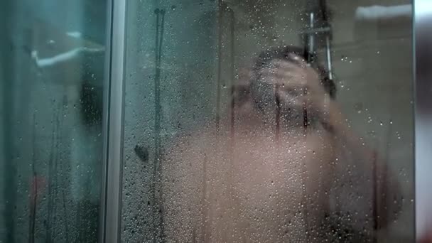 Brodaty facet w średnim wieku lubi myć włosy o porannej higienie. Zrelaksowany przystojniak czyści głowę szamponem z bąbelkami — Wideo stockowe