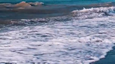 Sakinleştirici arka plan. Fırtınadan sonra deniz. Çamurlu deniz suyu. Deniz dalgaları kıyıya yakın