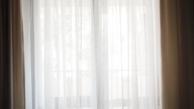 Otelde bir sahne. Sabahları, otel odasının penceresinde kahve içen genç bir kadın. Koca kadına yaklaşıyor ve sarılıyor. Çiftler tatilde birlikte vakit geçiriyorlar.