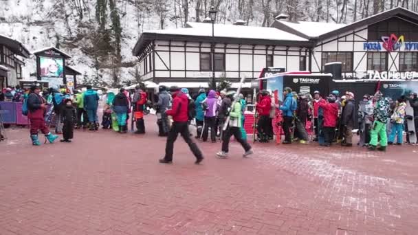 Sotsji, Rusland, 05 februari 2020: De rij voor de kabelbaan Olympia op skigebied Rosa Khutor. Veel mensen van skiërs en snowboarders staan in een lange rij door gesloten pisten tijdens zware sneeuwval. — Stockvideo