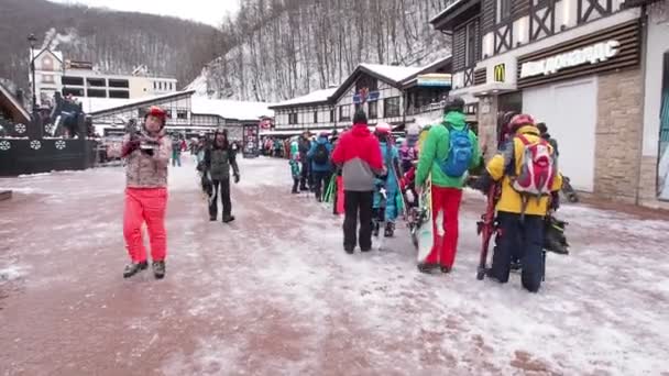 Sotschi, Russland, 5. Februar 2020: Die Schlange für die Seilbahn Olympia im Skigebiet Rosa Khutor. Viele Skifahrer und Snowboarder stehen wegen gesperrter Pisten bei starkem Schneefall Schlange. — Stockvideo