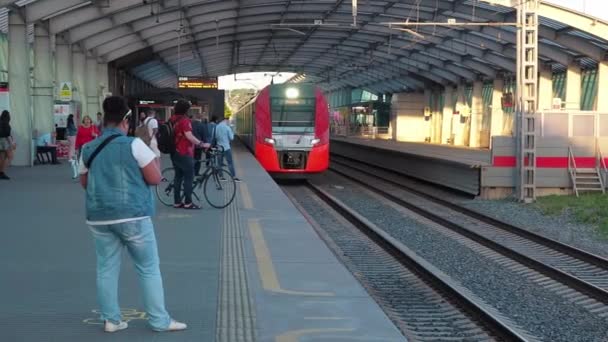 Mosca, Federazione Russa 11 luglio 2019: La piattaforma della stazione a terra della metropolitana ha pochi passeggeri e il treno sta arrivando. — Video Stock