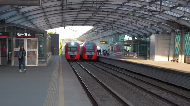 Moscú, Federación Rusa Julio 11, 2019: La plataforma de la estación baja del metro tiene pocos pasajeros y el tren está llegando. — Vídeos de Stock