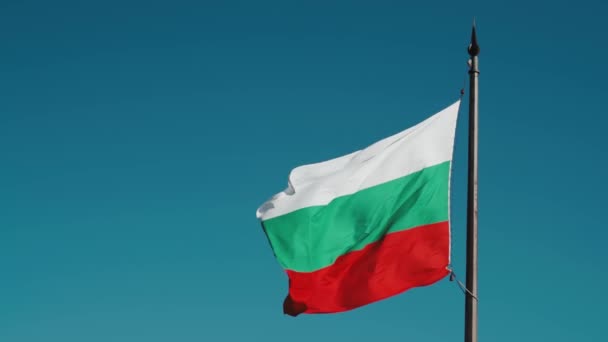 Duża Bułgarska Flaga Biegunie Machająca Wietrze Tle Błękitnego Nieba Odizolowany — Wideo stockowe