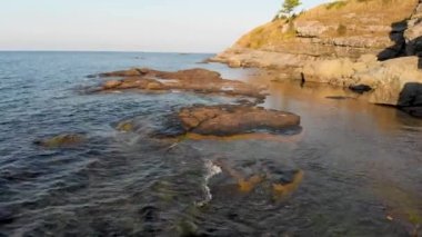 Karadeniz kıyısındaki kayalık sahilin havadan görünüşü. Varvara Bulgaristan. Kamera ileri gider