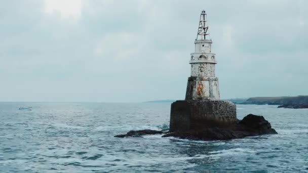 Deniz Dalgaları Eski Beyaz Deniz Fenerine Koyu Gri Kayalıklara Çarpıp — Stok video