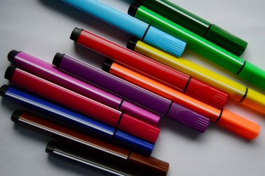 Keçeli kalemler çocukların yaratıcılığının favori araçlarından biridir.