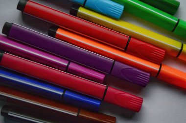 Keçeli kalemler çocukların yaratıcılığının favori araçlarından biridir.