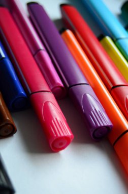 Keçeli kalemler çocukların yaratıcılığının favori araçlarından biridir.