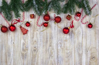 Ahşap bir arka planda yılbaşı oyuncakları kutusu. Seçici odak