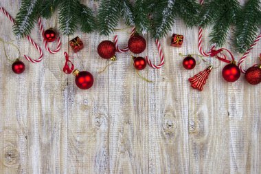 Ahşap bir arka planda yılbaşı oyuncakları kutusu. Seçici odak