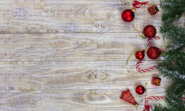 Ahşap bir arka planda yılbaşı oyuncakları kutusu. Seçici odak