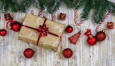 Ahşap bir arka planda yılbaşı oyuncakları kutusu. Seçici odak