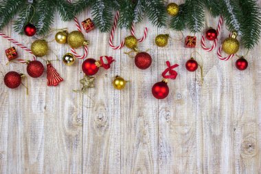 Ahşap bir arka planda yılbaşı oyuncakları kutusu. Seçici odak