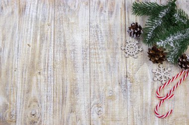 Konsept, yeni yıl oyuncakları, Noel hediyeleri, tahta arka plan. Seçici odak