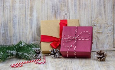Konsept, yeni yıl oyuncakları, Noel hediyeleri, tahta arka plan. Seçici odak