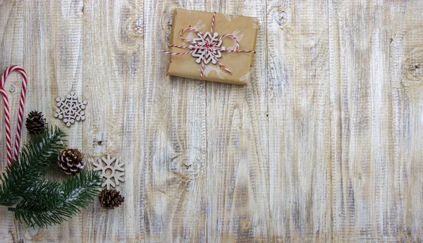 Концепция, новогодние игрушки подарки на рождественском деревянном фоне. — стоковое фото