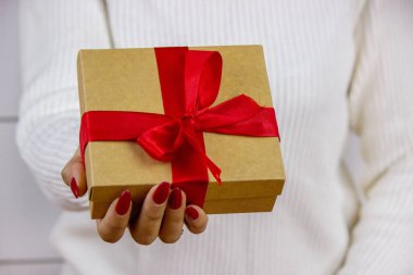 Hediye kutulu kadın, yakın çekim. İyi yeni yıl ruhu. Seçici odak