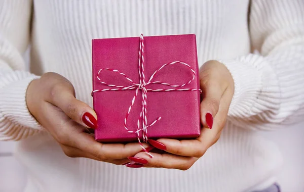 Γυναίκα Κουτί Δώρου Από Κοντά Καλό Πνεύμα Πρωτοχρονιάς Επιλεκτική Εστίαση — Φωτογραφία Αρχείου