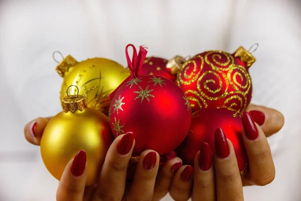 Mädchen Mit Neujahrsspielzeug Geschenken Uhren Der Hand Weihnachtskonzept Selektiver Fokus — Stockfoto