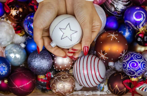 Menina Segurando Presentes Brinquedos Ano Novo Suas Mãos Conceito Natal — Fotografia de Stock