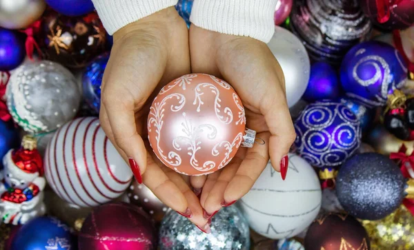 Menina Segurando Presentes Brinquedos Ano Novo Suas Mãos Conceito Natal — Fotografia de Stock