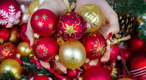 Menina Segurando Presentes Brinquedos Ano Novo Suas Mãos Conceito Natal — Fotografia de Stock