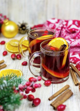 Ahşap arka planda sıcak sıcak şarap bardakları. Yeni yıl kavramı