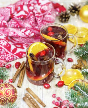 Ahşap arka planda sıcak sıcak şarap bardakları. Yeni yıl kavramı