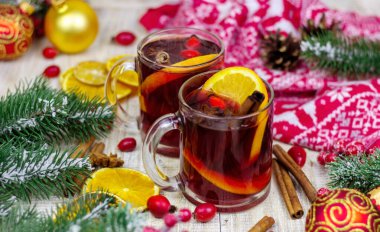 Ahşap arka planda sıcak sıcak şarap bardakları. Yeni yıl kavramı