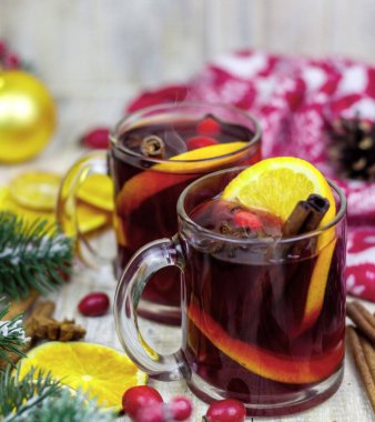 Ahşap arka planda sıcak sıcak şarap bardakları. Yeni yıl kavramı