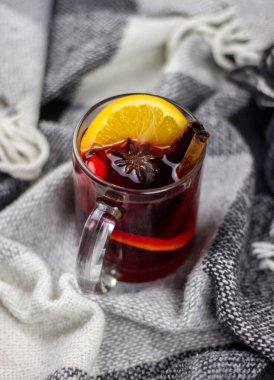 Ahşap arka planda sıcak sıcak şarap bardakları. Yeni yıl kavramı